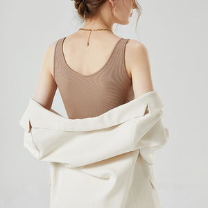 Débardeur décontracté personnalisé à col carré <span class=keywords><strong>pour</strong></span> <span class=keywords><strong>femme</strong></span> avec soutien-gorge intégré, camisole rembourrée à dos <span class=keywords><strong>en</strong></span> U <span class=keywords><strong>pour</strong></span> superposition estivale ou comme sous-vêtement. - Product Image 4