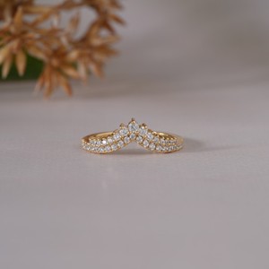 แหวนเพชรทรงตัววีสีทองหรูหราสำหรับผู้หญิง ดีไซน์แหวนสวมใส่สบาย น้ำหนักเบา เหมาะสำหรับสาวๆ เครื่องประดับแฟชั่นที่กำลังเป็นที่นิยม - Product Image 1