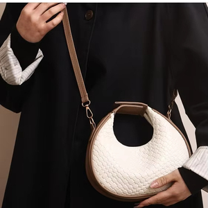 Bolsos de Mano de Piel Sintética para Mujer, Diseño de Media Luna, con Cadena, Cierre y Correa Ajustable, Venta al Por Mayor - Product Image 1