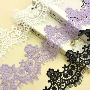 Tessuto in Pizzo Francese di Lusso all'Ingrosso, Tradizionale con Motivi Floreali in Seta di Latte per Abiti da Sposa e da Sera - Product Image 1