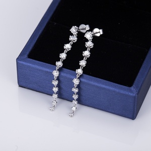 Pendientes de Oro Blanco de 14k con Diamantes Moissanite de Messi Jewelry - Product Image 3