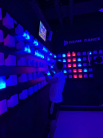 Plancher de danse LED coloré, indice de protection IP65, contrôle DMX512 pour parc à thème - Environnement dynamique et vibrant encourageant l'interaction et le mouvement