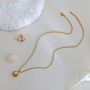 Collar de Concha Marina y Perla Chapado en Oro de 18k, de Acero Inoxidable, Resistente al Agua y al Deslustre, con Logotipo Personalizado para Mujer - Product Image 3