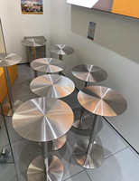 Table basse ronde de style industriel simple et moderne avec structure en fer et plateau en acier inoxydable pour salon de thé, balcon ou restaurant