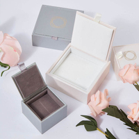 Boîte à bijoux en lin texturé gris clair avec logo en feuille d'or pour un branding haut de gamme et un coffret cadeau élégant pour boutique