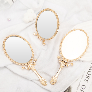 Miroir de courtoisie de luxe doré de style victorien avec poignée pliable, support de table, accent abeille 3D, dos en cuir crème, marque privée - Product Image 2