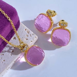 Collana alla Moda con Ciondolo a Forma di Bottiglia di Profumo in Cristallo Placcato Oro, Gioielli Originali e Trendy - Product Image 4