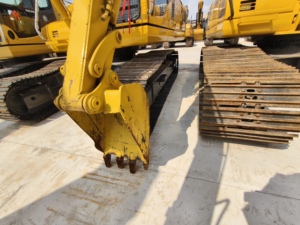 Mini-excavatrice Komatsu PC40 avec godet de terrassement, poids opérationnel de 1,5 tonne, machine hydraulique sur chenilles - Product Image 2