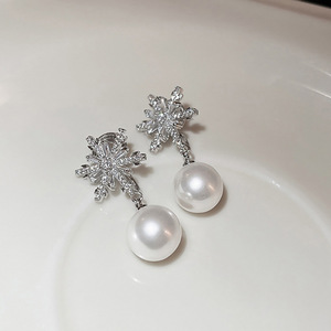 Orecchini a Perno Effetto Perla a Fiocco di Neve per Donne, con Accenti in Cristallo, Eleganti Accessori Moda Invernali - Product Image 4