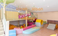 Aire de jeux intérieure personnalisée pour enfants, structure de 70 m² en bois arc-en-ciel, piscine à balles, toboggan en spirale, tunnel d'escalade, thème ludique