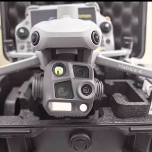 โดรนเชิงพาณิชย์ Matrice 4T 4E รุ่นผู้เชี่ยวชาญ พร้อมมอเตอร์ไร้แปรงถ่าน กล้องถ่ายภาพความร้อนอินฟราเรด สำหรับการตรวจสอบ การค้นหาช่วยเหลือกลางคืน และการสำรวจ - Product Image 1