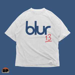 Maglietta grafica ispirata a Blur 13, oversize, streetwear unisex, stampa con tipografia minimale, estetica vintage - Product Image 1