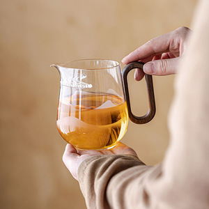 Taza de té con forma de luna creciente, dispensador de té de vidrio de borosilicato de alta calidad para juego de té Kung Fu con mango de madera - Product Image 1