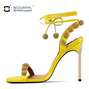 2023新着レディースシューズスリングバックラウンドトゥシンヒールラインストーンゴールデンパールボールストラップレディースヒールサンダル - Product Image 3