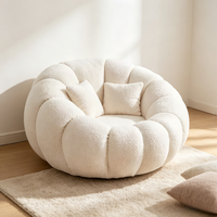 Fauteuil de lecture moderne et confortable en polaire blanc crème, avec rangement intégré, idéal pour la détente