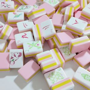 El juego de mahjong americano hecho a medida consta de fichas de acrílico y incluye 160 cartas de juego. - Product Image 1