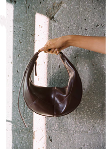 Nuevo Bolso Crescent con Diseño de Empalmes, Asa Metálica, de Mano, de Hombro Único, Bandolera y para Llevar Bajo el Brazo - Product Image 3