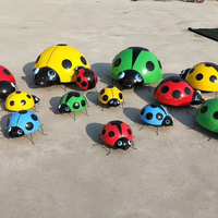 Sculpture en acier inoxydable Sculpture de coccinelle multicolore Décoration de paysage de jardin Taille personnalisable