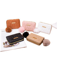 Dompet Wanita Pendek Kecil PU Resleting Portabel 2024 Baru Berlian Quilted Bordir Pelat Besi Gantungan Bulu Bola Koin Poliester