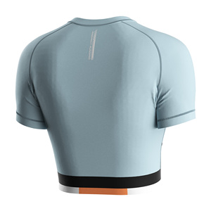 Ensemble de sport minimaliste pour femme : haut court de course et short de compression à maintien pour tapis roulant et course en extérieur - Product Image 4