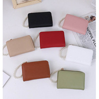 Dompet Pendek Wanita Baru dengan Rantai Mutiara Slot Multi-Kartu Pola Lychee Dompet Koin Kulit PU Dompet Fashion Sederhana Minimalis