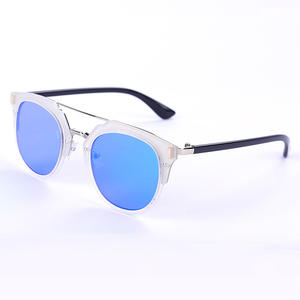 Gafas de sol de estilo europeo para mujer, con lentes de PC UV400, montura completa, coloridas, a la moda, con diseño de tachuelas, para deportes al aire libre. - Product Image 2