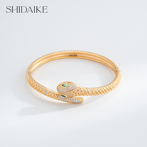 <span class=keywords><strong>Bracelet</strong></span> à breloques de mode pour dames élégantes en laiton zircon plaqué or 18 carats Options personnalisées disponibles-Design serpent Design ouvert en gros - Product Image 1