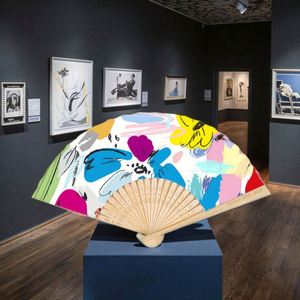 พัดไม้ไผ่พกพา แกะสลักและเพ้นท์ลายศิลปะพื้นบ้าน เหมาะสำหรับเป็นของที่ระลึกงานปาร์ตี้ หรือของแจกส่งเสริมการขาย ของตกแต่งงานฝีมือ - Product Image 2