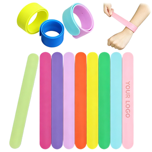 Bracelets claquant personnalisés <span class=keywords><strong>pour</strong></span> fête d'anniversaire, motif dinosaure, <span class=keywords><strong>pour</strong></span> enfants, 1er anniversaire <span class=keywords><strong>de</strong></span> garçon, thème 'Roar' - Product Image 1