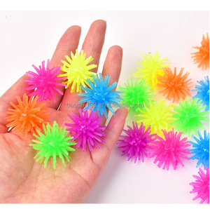 Balle adhésive grimpante en forme de fleur, jouet de décompression flocon de neige, balle adhésive à picots en TPR, mini jouet anti-stress - Product Image 3