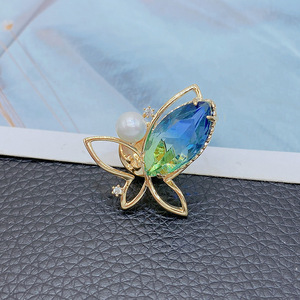 Broche Papillon Automne Hiver en Alliage Entièrement Sertie de Diamants, Luxe Féminin pour Mariage, Fête, Fiançailles, Corsage Plaqué Or - Product Image 2