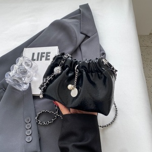 Sac bandoulière messager plissé de luxe léger pour femme en cuir PU tendance avec poignée souple et doublure en polyester pour l'automne - Product Image 6