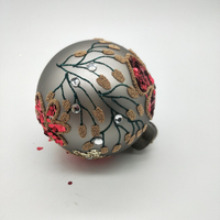 Boule de Noël en verre de qualité supérieure, 8 cm, gris mat, avec des fleurs rouges, pour la décoration de l'arbre de Noël