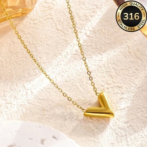 Nouveau Collier Élégant en V pour Femme, Style Niche Luxe Léger, Chaîne de Clavicule Plaqué Or 18K, Bijou Tendance pour l'Été - Product Image 4