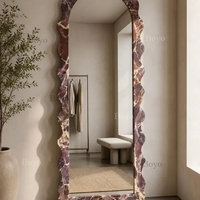 Grand miroir sur pied à bord ondulé avec cadre en marbre Calacatta Viola et onyx bleu, miroir arqué en marbre