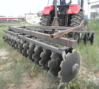 Nouvelle herse à disques pour tracteur, à 3 points de fixation / tractée, de service moyen, avec lames crantées, garantie 1 an