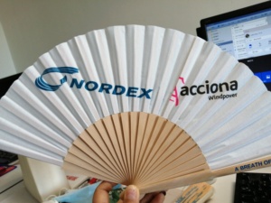 Abanico de mano de moda impreso tela de satén personalizado ventilador de madera de bambú - Product Image 6