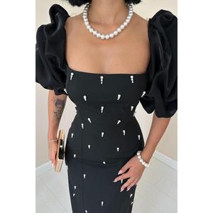 Robe fourreau élégante noire brodée, col carré, manches bouffantes, en satin, style fait main, taille naturelle, pour soirée - Product Image 3