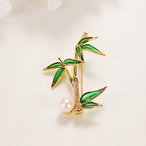 Broches de mode en bambou vert exquis en gros pour femmes, accessoires de poitrine en perles d'eau douce pour tenues festives - Product Image 3