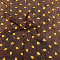 Tissu jacquard brodé en viscose acétate, aspect soie, léger, 85 g/m², tombé fluide, à pois marron, pour abaya.