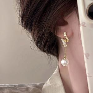 Boucles d'oreilles clous de luxe géométriques en alliage de zinc, plaqué or et argent, avec perles d'imitation, pour femme, idéales pour les soirées et occasions spéciales - Product Image 3