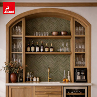 Meuble de cuisine Alland sur mesure, style campagne française du milieu du siècle, en chêne clair satiné, avec armoires cintrées cannelées et bar intégré