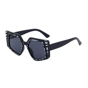 Hrh-3705 Gafas de Sol Cuadradas para Mujer, Montura Negra, Lentes de PC con Protección UV400, Estilo Instagram, Gafas de Sol Modernas - Product Image 3