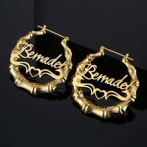 Vente en gros de boucles d'oreilles créoles en acier inoxydable 316L plaqué or 14k 18k, personnalisables avec nom, style bambou exagéré, pour femmes - Product Image 1