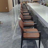 Fauteuils modernes pour restaurant et maison, très demandés, avec structure en bois massif noir et coussin en cuir, pour salle à manger