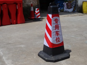 Khả năng hiển thị cao 750mm nón vuông giao thông tùy chỉnh sản phẩm an toàn đường bộ làm bằng nhựa PVC PE để bán - Product Image 6