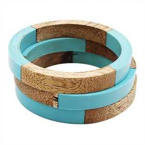 Bracelet de luxe géométrique en résine et bois, fantaisie, turquoise, fait main, bleu, bohème, unique, unisexe, bijou statement pour femme, idéal pour les fêtes - Product Image 1