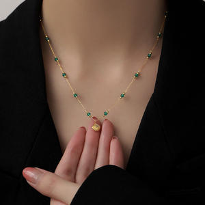 สร้อยคอผู้หญิงสไตล์วินเทจเรียบง่ายทันสมัย ทำจากสแตนเลสชุบทอง 18k พร้อมจี้เปลือกหอยและลูกปัดสีเขียว - Product Image 2