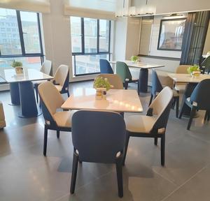 Muebles Modernos para Cafetería y Restaurante, Sillas Tapizadas en Dos Tonos, Mesas con Cubierta de Mármol y Asientos Tipo Booth, Detalles en Colores Frescos - Product Image 5
