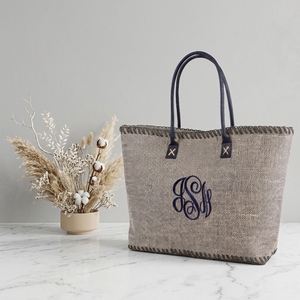 Borsa Tote Personalizzata <span class=keywords><strong>con</strong></span> Monogramma, <span class=keywords><strong>Iniziali</strong></span> <span class=keywords><strong>Ricamate</strong></span> su Misura, Borsa a Spalla in Misto Juta <span class=keywords><strong>con</strong></span> Manici in Pelle e Finitura Cucita a Punto Whipstitch - Product Image 4